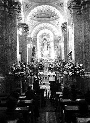 Sacerdote oficia misa