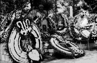 Tumba y busto de Ignacio Manuel Altamirano con coronas florales
