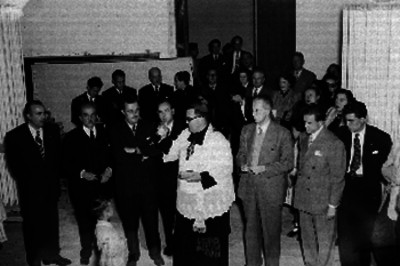 Luis Mario Martínez, obispo, dialoga con varias personas