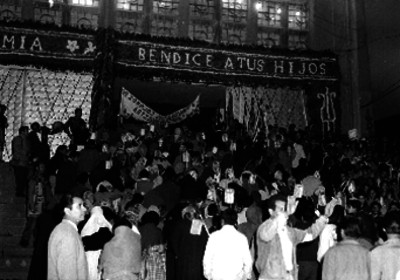 Gente entra a iglesia durante celebracion religiosa
