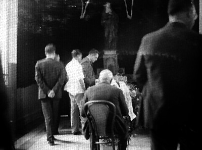 Hombres frente a altar durante ceremonia religiosa