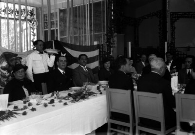 Alberto Altuzarra durante un banquete en compañía de periodistas