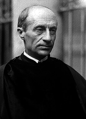 Sacerdote con mantilla sobre el pecho
