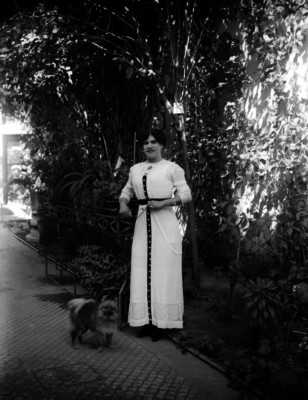 Elena Alvarado acompañada de un perro, retrato