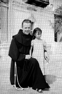 Fraile con niña en la calle, retrato