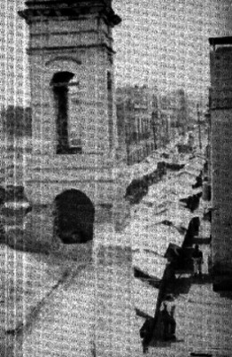 Hombre revisa la azotea de la iglesia de la candelaría