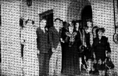 Hermana de Miguel Alemán Valdés con un grupo de personas en la entrada de una vivienda