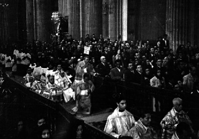 Luis María Martínez, arzobispo de México, recorre iglesia en construcción, acompañado por su séquito