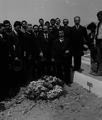 Hombres frente a la tumba del Dr. Antonio Marquez