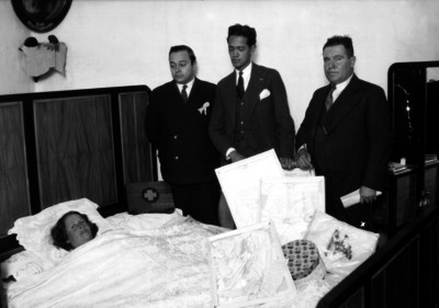 Antonio Alvarez Pulido y periodistas visitan a una mujer en el hospital