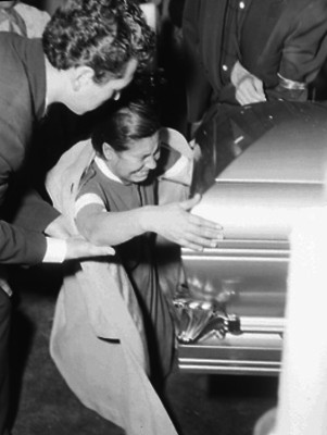 Gente llora durante los funerales de Pedro Infante