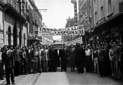 Manifestación estudiantil con un féretro por una calle de la ciudad de México