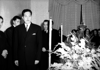 Miguel Alemán Valdés hace guardia de honor frente al féretro de Joaquín Amaro