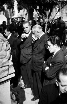 Hombres de pie junto a la tumba de R. Lebrija durante el sepelio