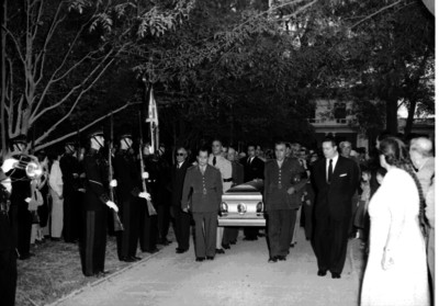 Militares cargan el féretro de Joaquín Amaro en el Panteón Francés