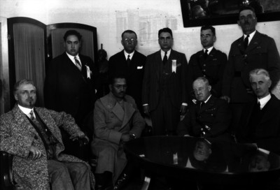 Joaquín Amaro con funcionarios en una oficina, retrato de grupo