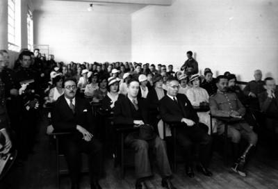 Joaquín Amaro en un salón acompañado de personalidades preside una ceremonia