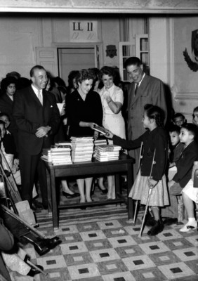 David Amatto presencia entrega de libros a niños minusválidos