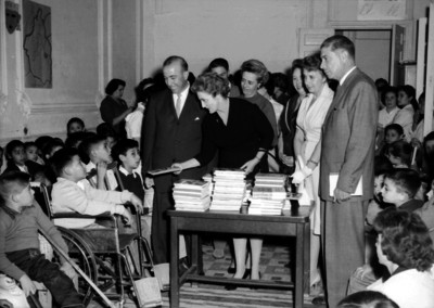 David Amatto presencia entrega de libros a niños en un hospital