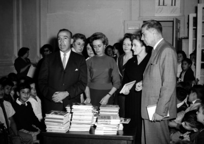 David Amatto y personalidades entregan libros a niños minusvalidos