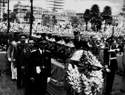 Militares hacen guardia de honor ante las urnas funerarias de los Niños Héroes, en el centro de la Ciudad de México