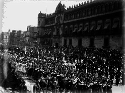 Desfile frente a Palacio Nacional en conmemoración de los Niños Héroes