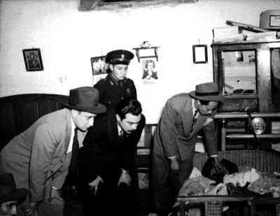 Policías y periodistas observan objetos en la casa de Alamo Blanco
