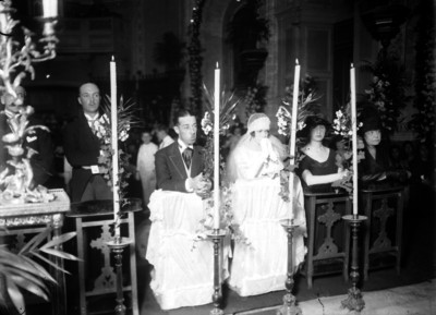Luis Martínez de Irujo en interior de una iglesia durante su boda