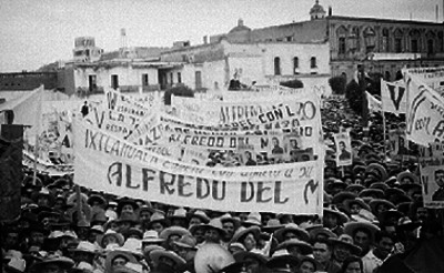 Aglomeracion en la plaza de Toluca en la campaña política de Alfredo del Mazo