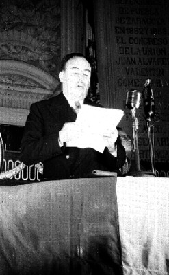 Diputado dando lectura a documento durante un hemenaje a Francia en la Cámara de Diputados