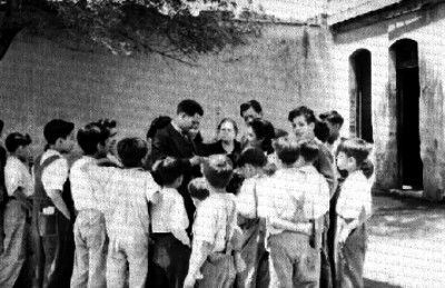 Carlos Madrazo rodeado de un grupo de niños