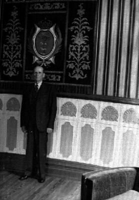 Blas Corral en un salón, retrato