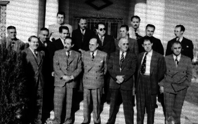 Funcionarios públicos en el jardín de una casas, retrato de grupo