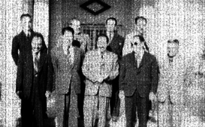 Funcionarios y banqueros a las afueras de una casa, retrato