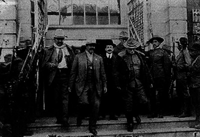 Rodolfo "Fierro", Francisco "Villa" y Jonh "Scott" salen de un edificio, retrato de grupo