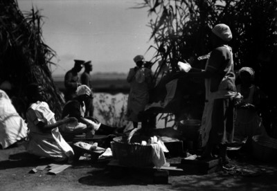 Mujeres hacen tortillas en un campamento militar