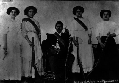 Ramón F. Iturbe con mujeres maderistas, retrato