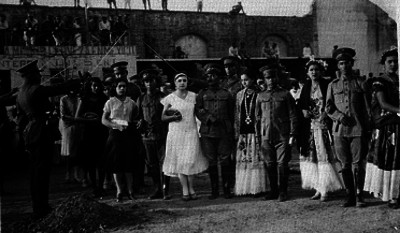 Militares y mujeres durante un evento social