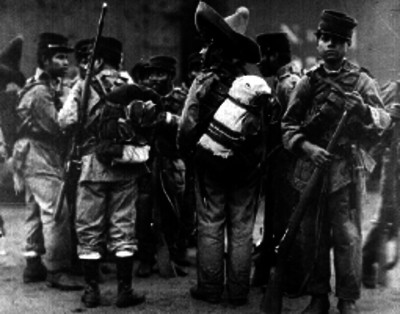 Tropas revolucionarias reunidas en una calle