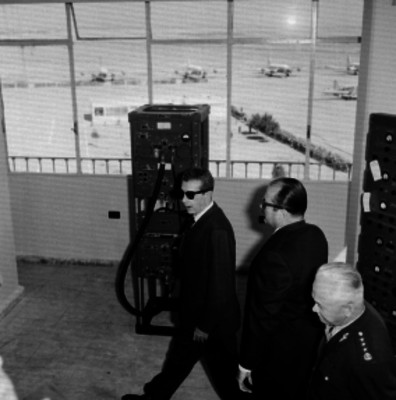 López Mateos visitando la base aérea de Santa Lucia