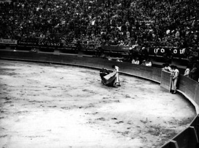 Lorenzo Garza ejecuta una verónica durante una corrida