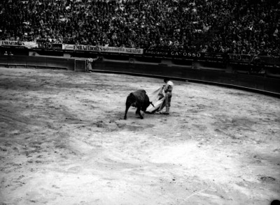 Silverio Pérez ejecuta un quite con la capa durante una corrida de toros
