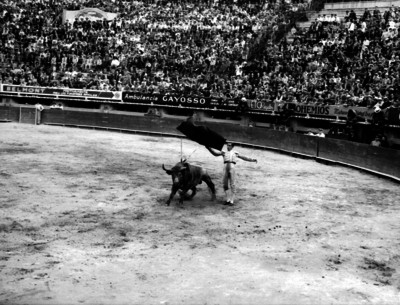 Fermín "Armillita" ejecuta un pase de muleta durante una corrida de toros