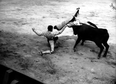 Lorenzo "Garza" ejecuta un cambio de rodillas durante una corrida de toros