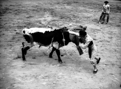Lorenzo "Garza" ejecuta un lance de capa durante una corrida de toros