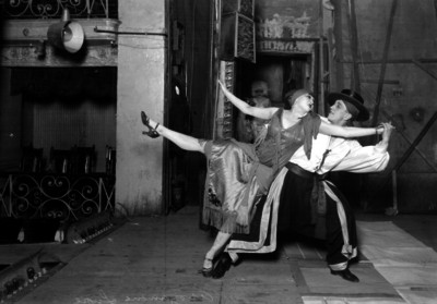 "Lupe Arozamena" y bailarín en una representación teatral