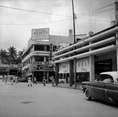 Avenida comercial en Acapulco, vista parcial