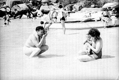 Turistas a la orilla de una playa en Acapulco