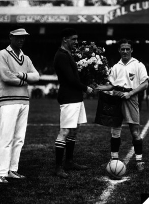 Jaime y Antonio Arrechedera reciben flores en un estadio de futbol