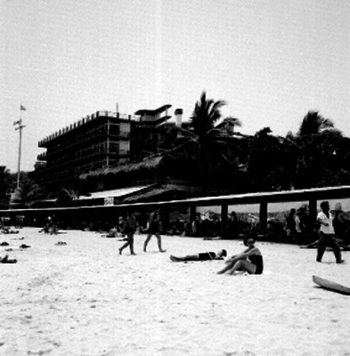 Turistas en una playa cercana del hotel Caleta